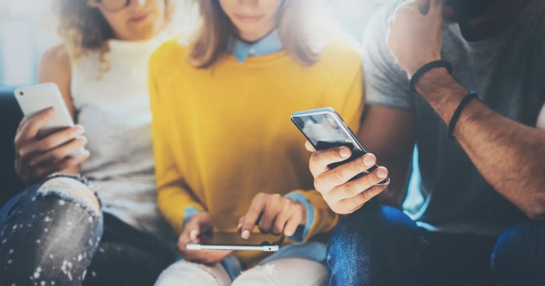 Persone con smartphone