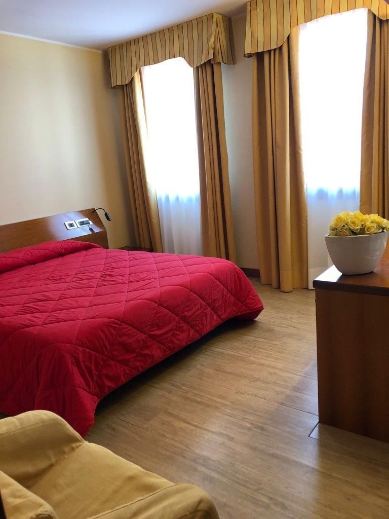Una stanza d'albergo con un letto e un divano