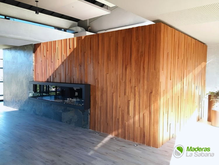 Interior moderno con una gran pared angular revestida de paneles de madera
