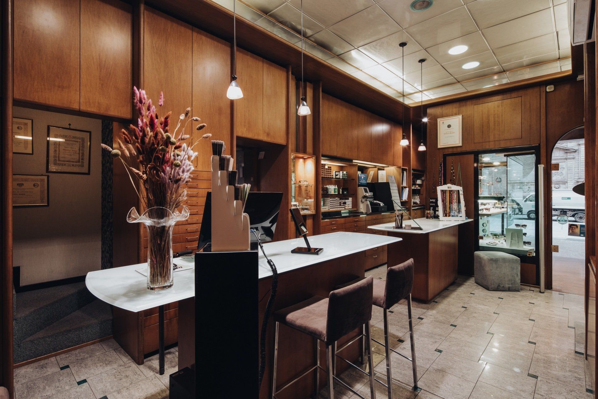 Il negozio di ottica in centro a Bologna Mario Gambini visto dall'interno