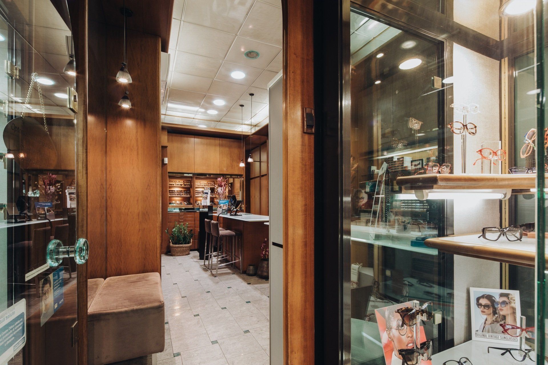 Scorcio del negozio di ottica in centro a Bologna Mario Gambini