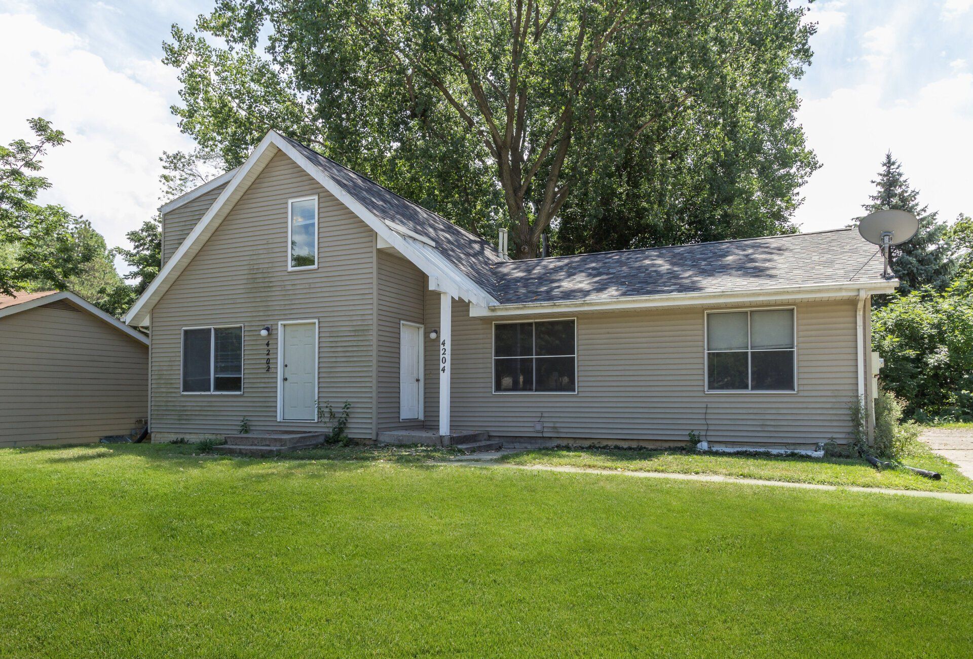 Exterior view of Harris Duplex, a comfortable apartment building in Ames, IA, offering convenient living spaces close to local amenities and ISU.