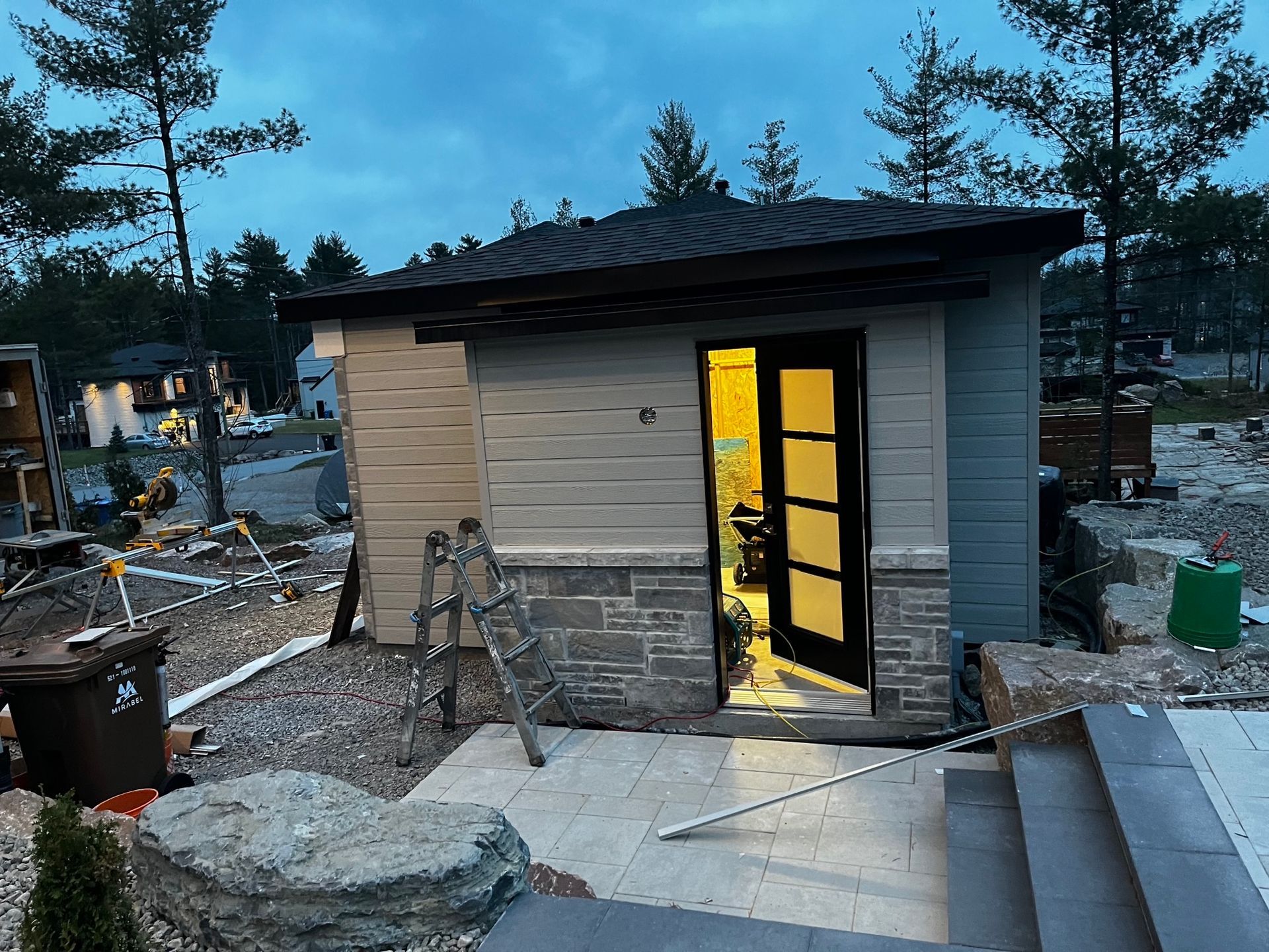 Une petite maison est en construction au milieu d'une forêt.