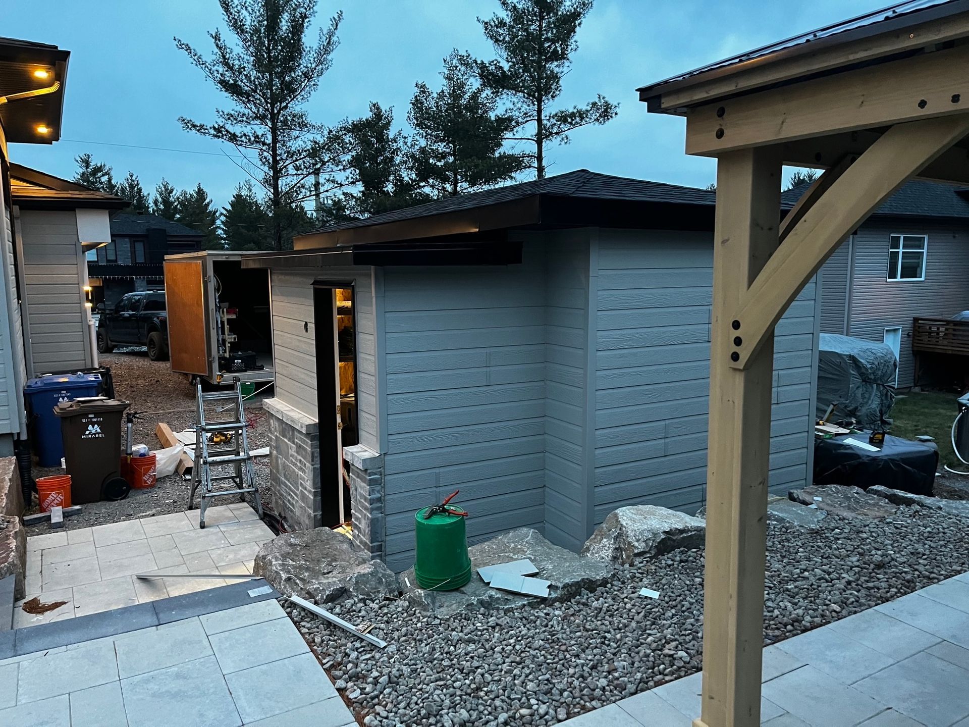 Un hangar est en cours de construction dans la cour d'une maison.