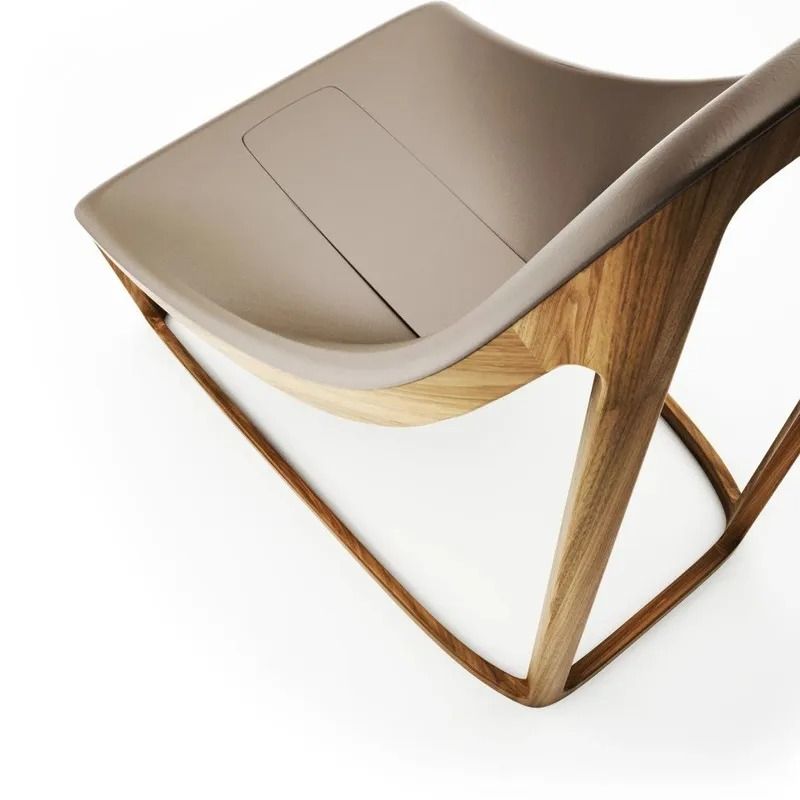 Poltrona lounge moderna con seduta beige, struttura in legno chiaro e base in metallo curvato su sfondo bianco.