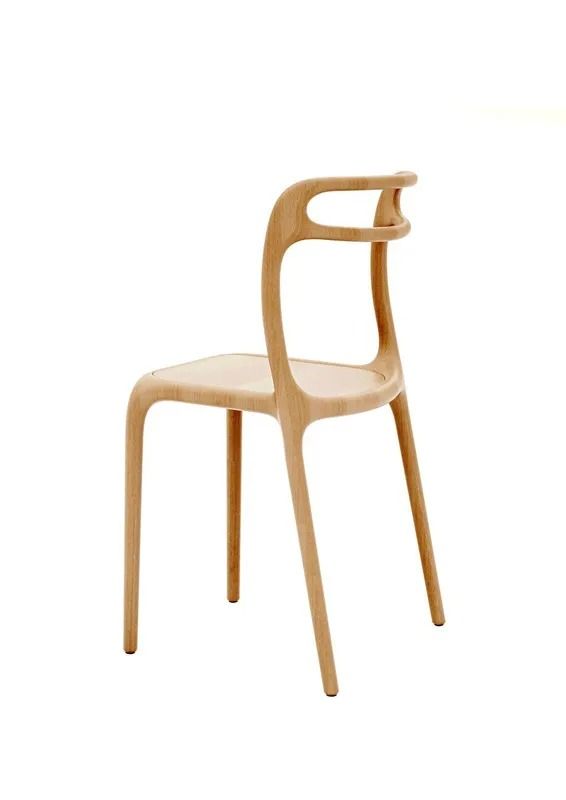 Sedia in legno chiaro con schienale curvo e design minimalista su sfondo bianco.