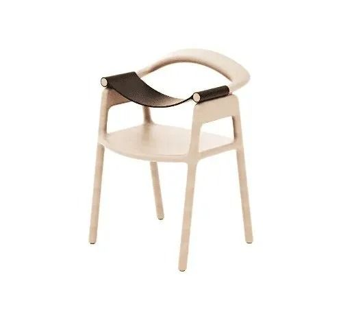 Sedia in legno chiaro con seduta nera a sella e schienale curvo su sfondo bianco.