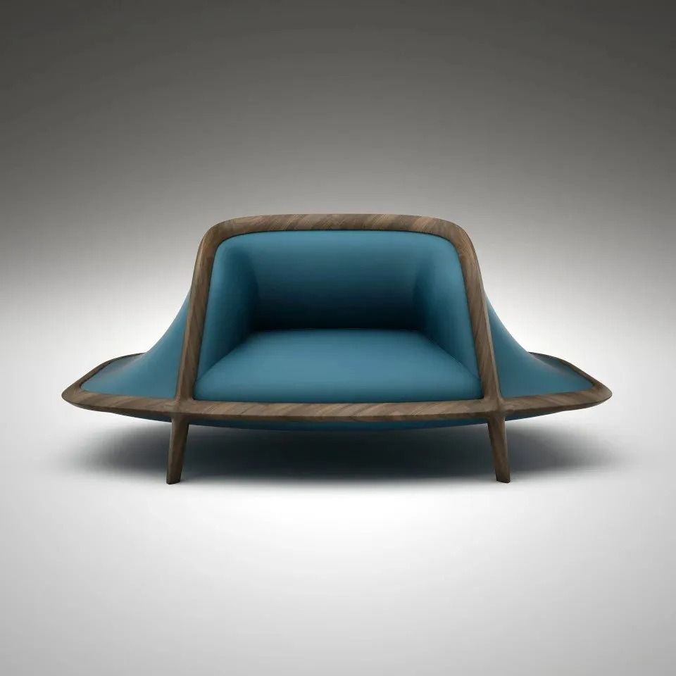 Poltrona lounge moderna imbottita di colore blu con struttura in legno arrotondata su sfondo chiaro.