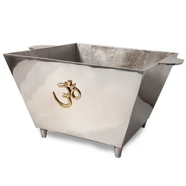 Een roestvrijstalen container met een gouden om-symbool erop.