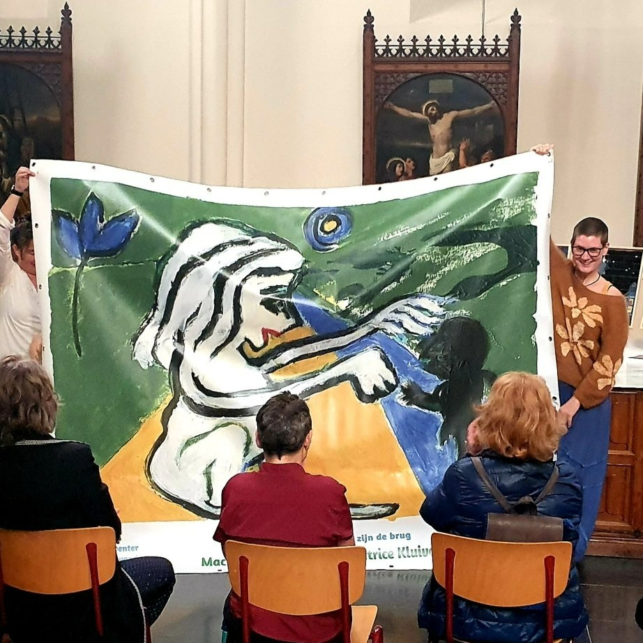 Mensen houden een groot spandoek vast met daarop een gestileerd, abstract schilderij van een wit dier dat interactie heeft met een donkere figuur.