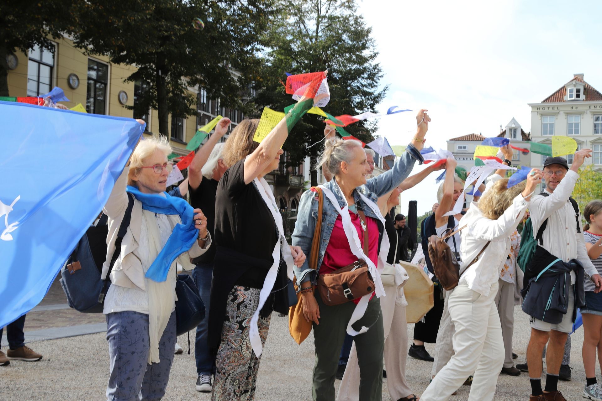 Deelnemers aan de Walk of Peace tijdens de opening van de Deventer Vredesweek 2025
