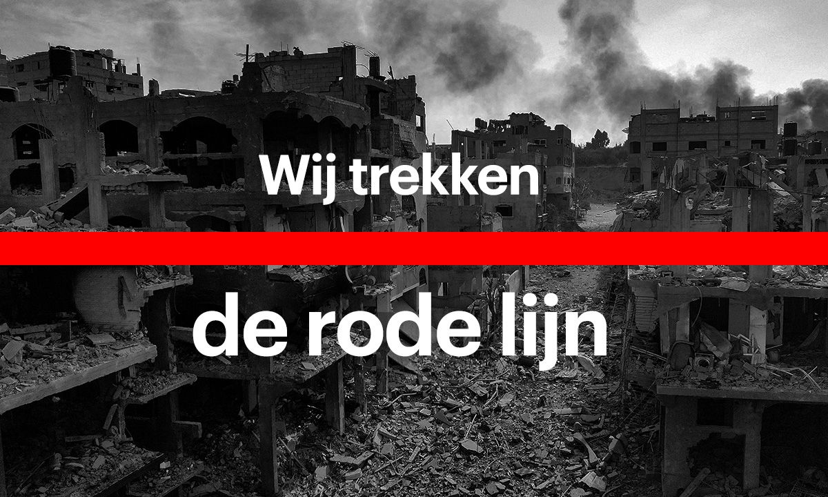 Een zwart-witfoto van verwoeste gebouwen achter een dikke, horizontale rode lijn met de Nederlandse tekst