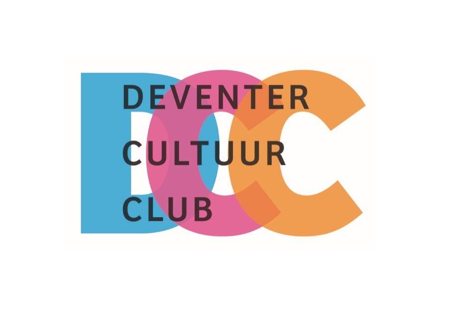 Logo met de overlappende letters D, O, C in blauw, roze en oranje, met daaroverheen de tekst: DEVENTER CULTUUR CLUB.