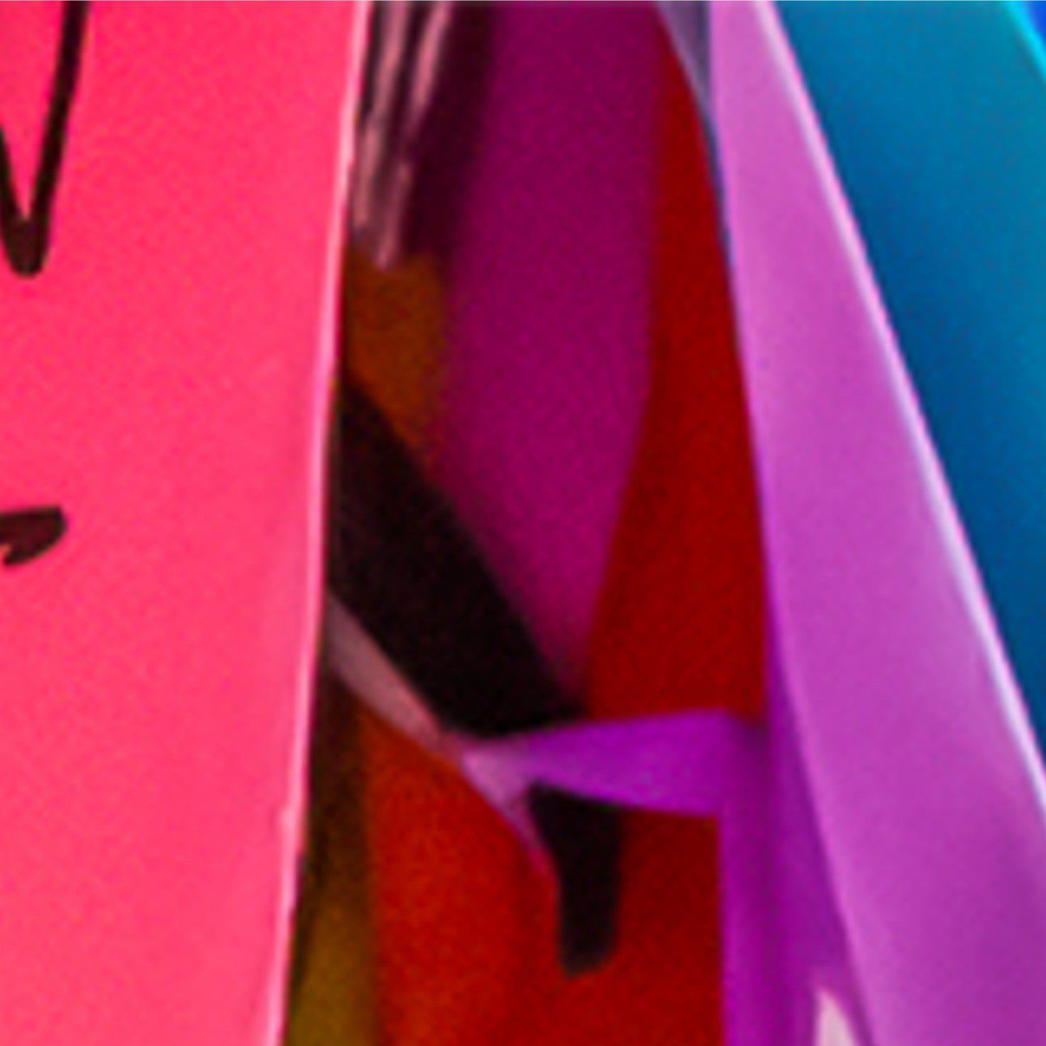 Abstracte close-up van levendige, overlappende vormen in tinten felroze, paars, rood en blauw.