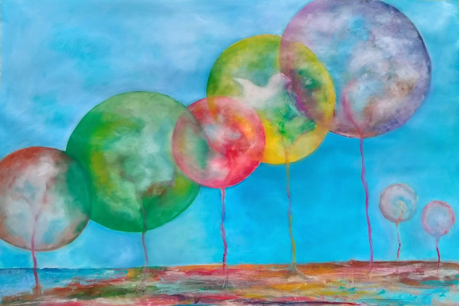 Een aquarel van abstracte bomen met kleurrijke, bolvormige kruinen tegen een helderblauwe lucht en een gestructureerde ondergrond.