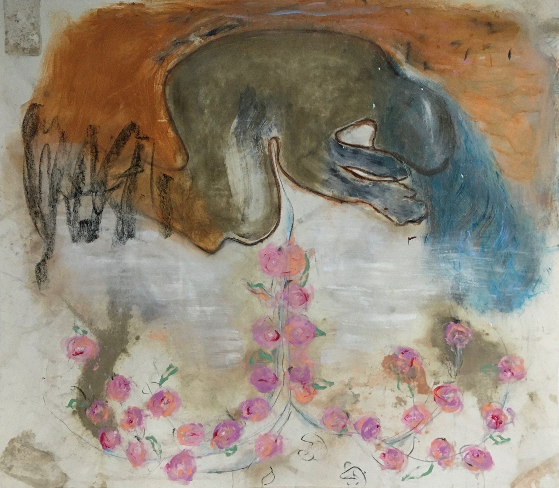 Een surrealistisch schilderij waarop een donkere, organische vorm te zien is die boven een verspreid arrangement van roze bloemen op een lichtgekleurde achtergrond zweeft.