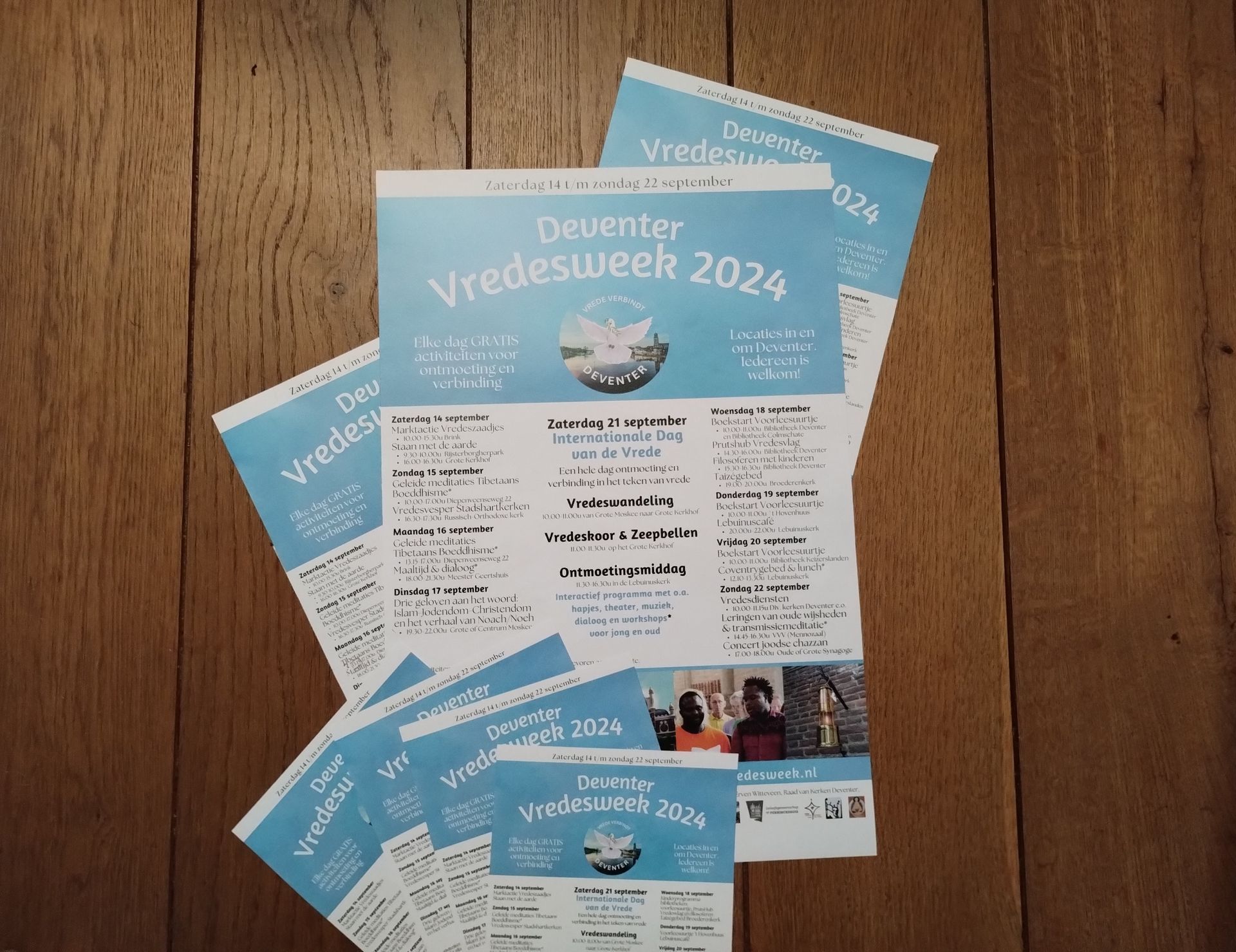 Een stapel lichtblauwe en witte flyers voor