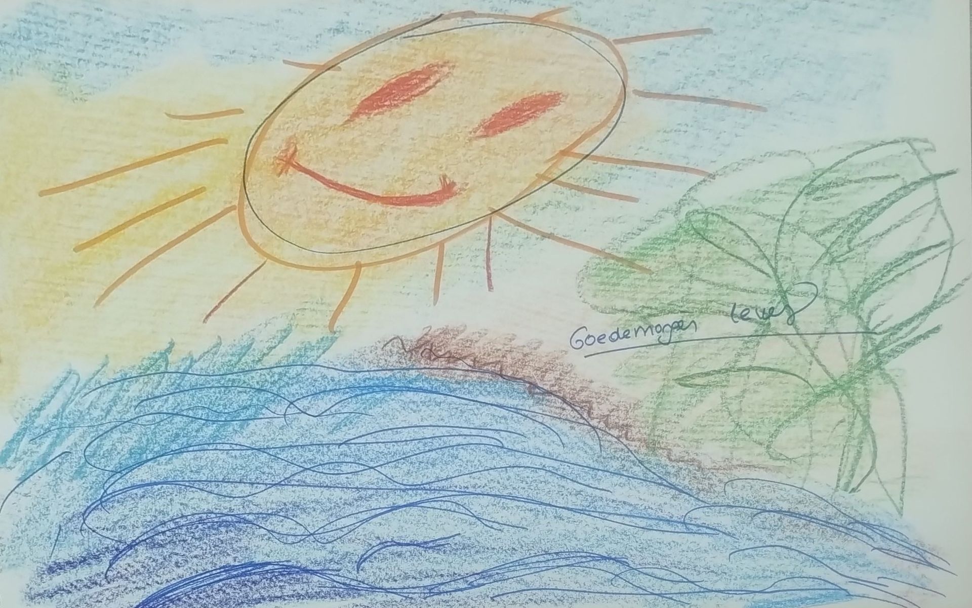 Een kindertekening van een lachende gele zon boven een blauw wateroppervlak, met aan de rechterkant groene, gekrabbelde bladeren.