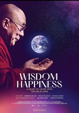 Op deze filmposter houdt de Dalai Lama een gloeiende aarde in zijn handen tegen een donkerblauwe kosmische achtergrond.