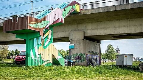 Bij de IJsselspoorbrug van Deventer in de uiterwaarde, staat een opvallende, met graffiti bedekte trappenconstructie.