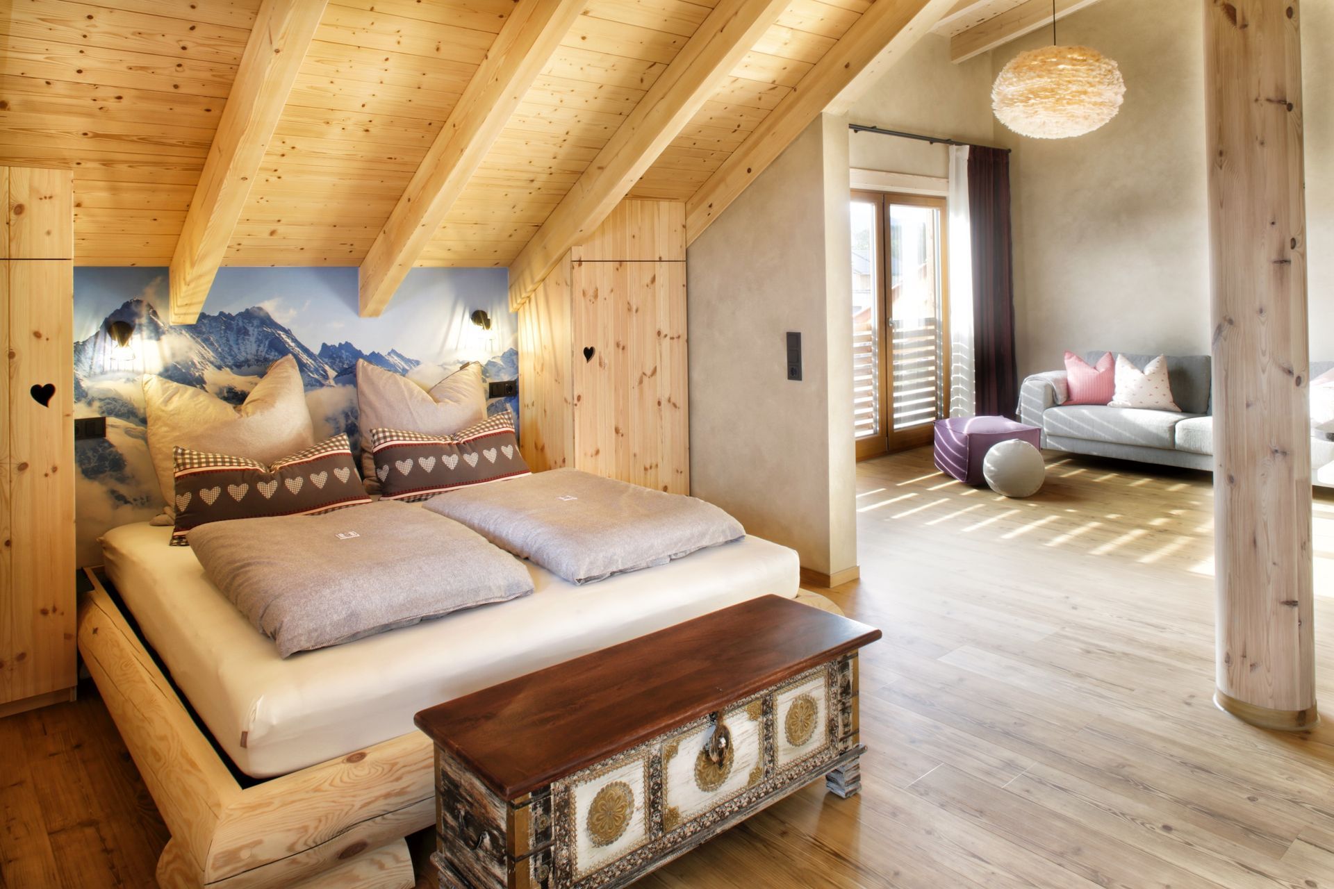 Ein Schlafzimmer mit großem Bett und Holzbank