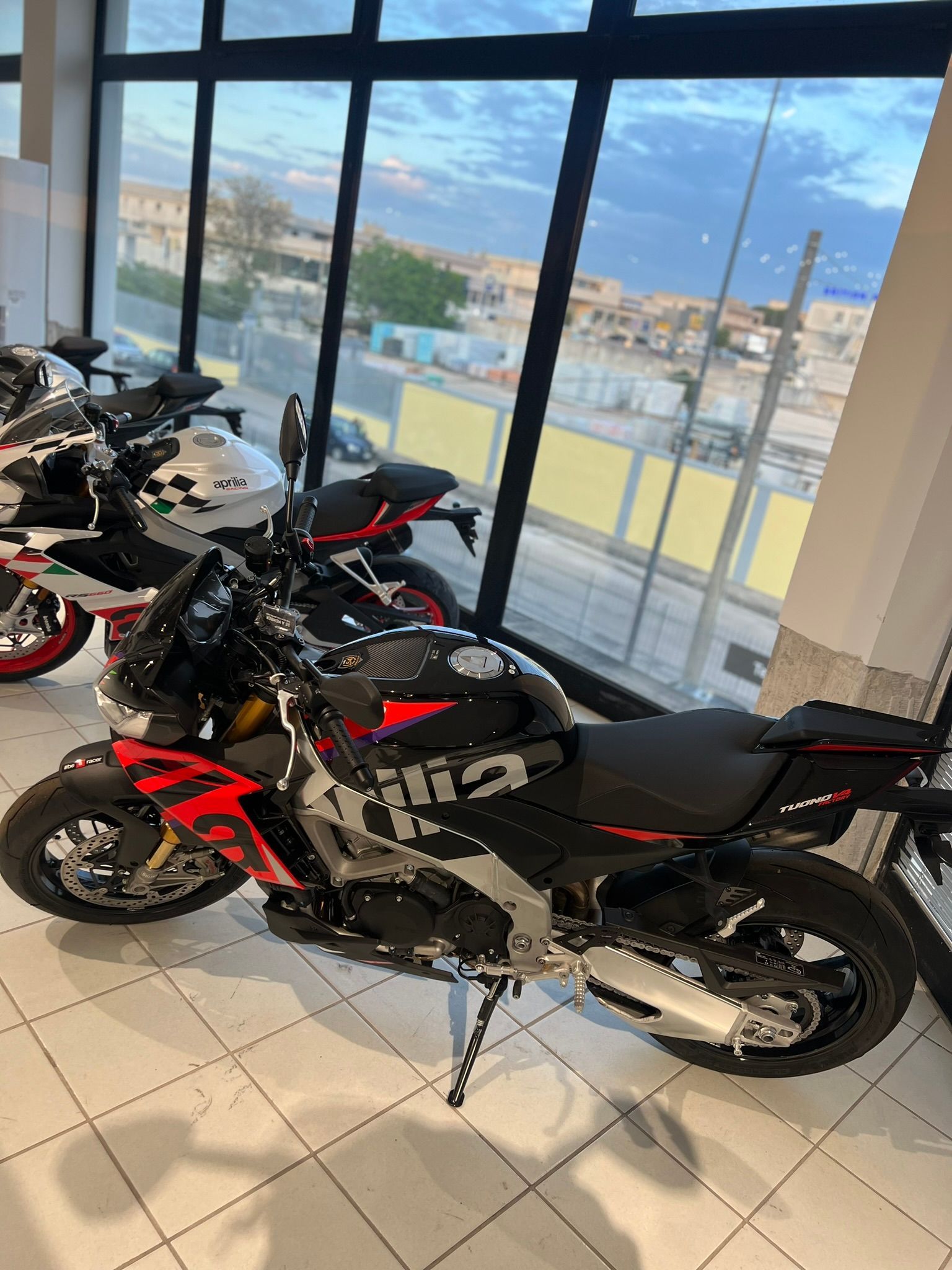 Una fila di moto sono parcheggiate in uno showroom.