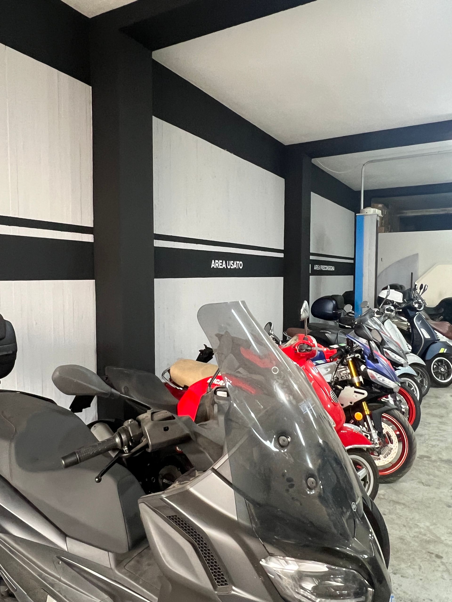 Una fila di moto sono parcheggiate in un garage