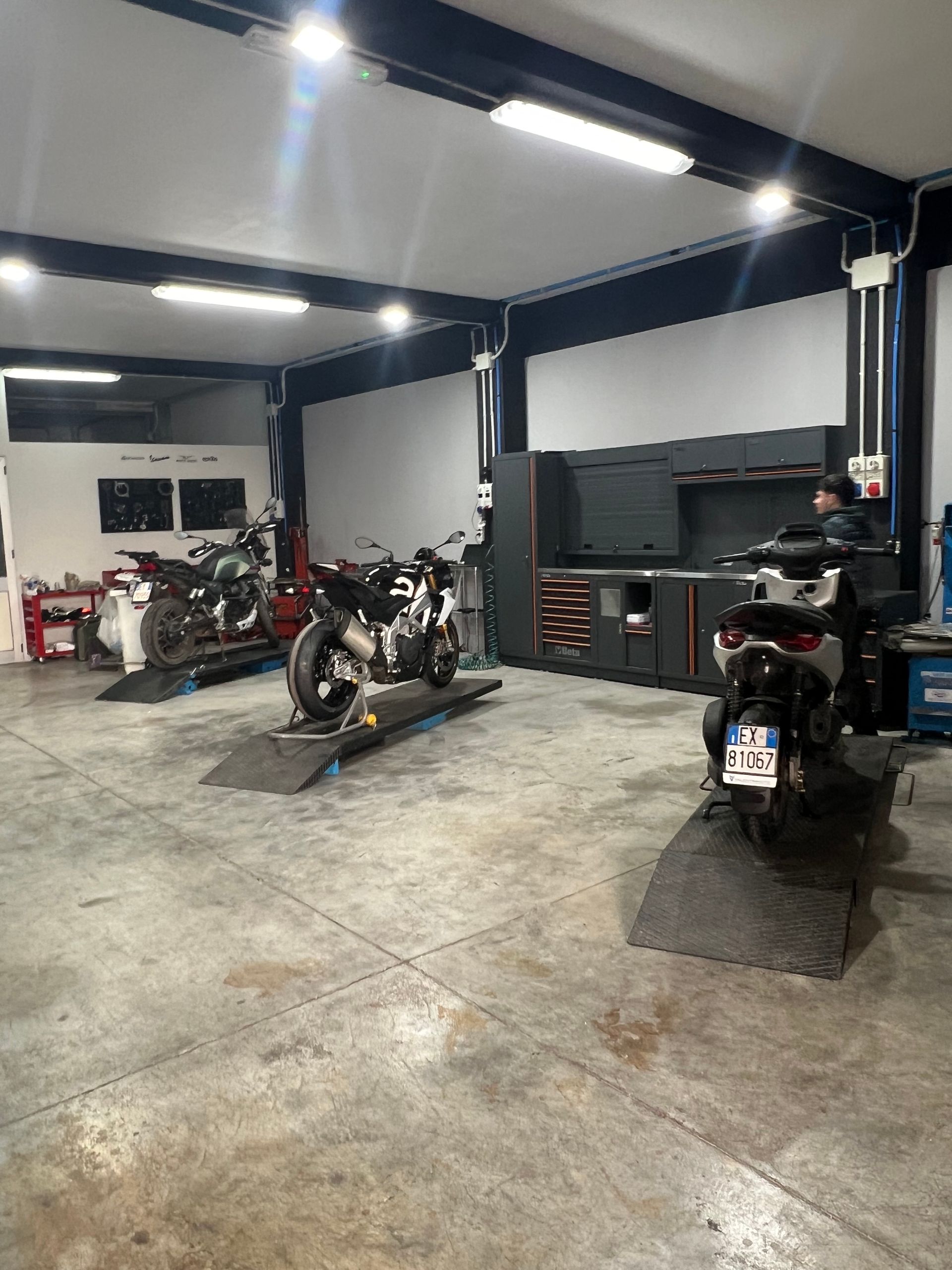 Una fila di moto sono parcheggiate in un garage.