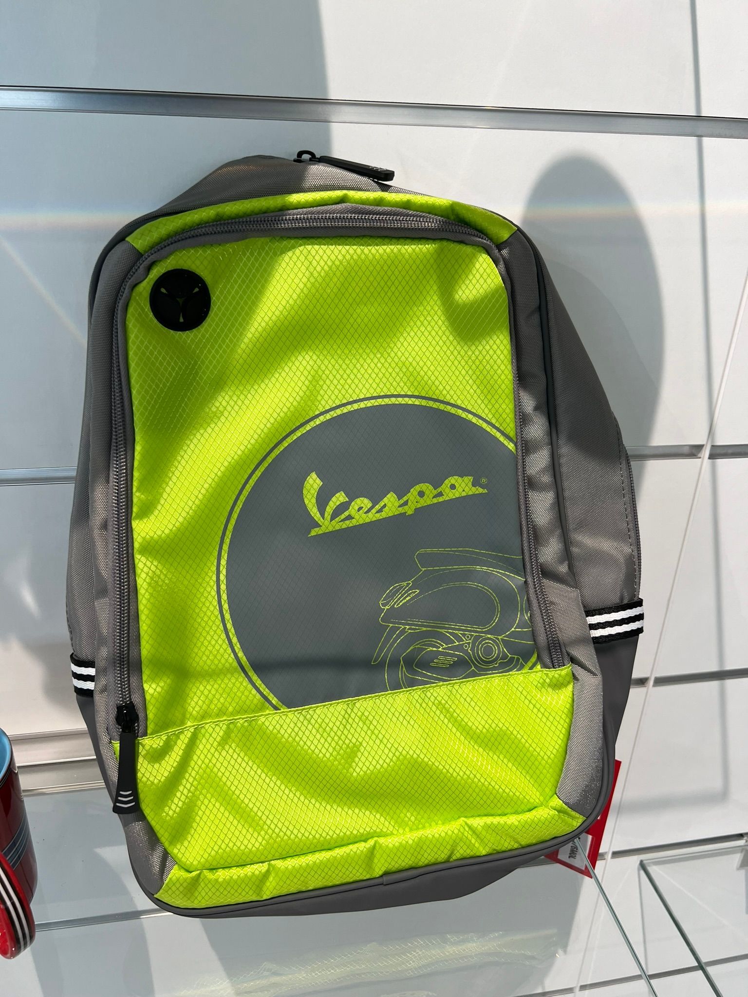 Uno zaino giallo e grigio con la scritta vespa sopra