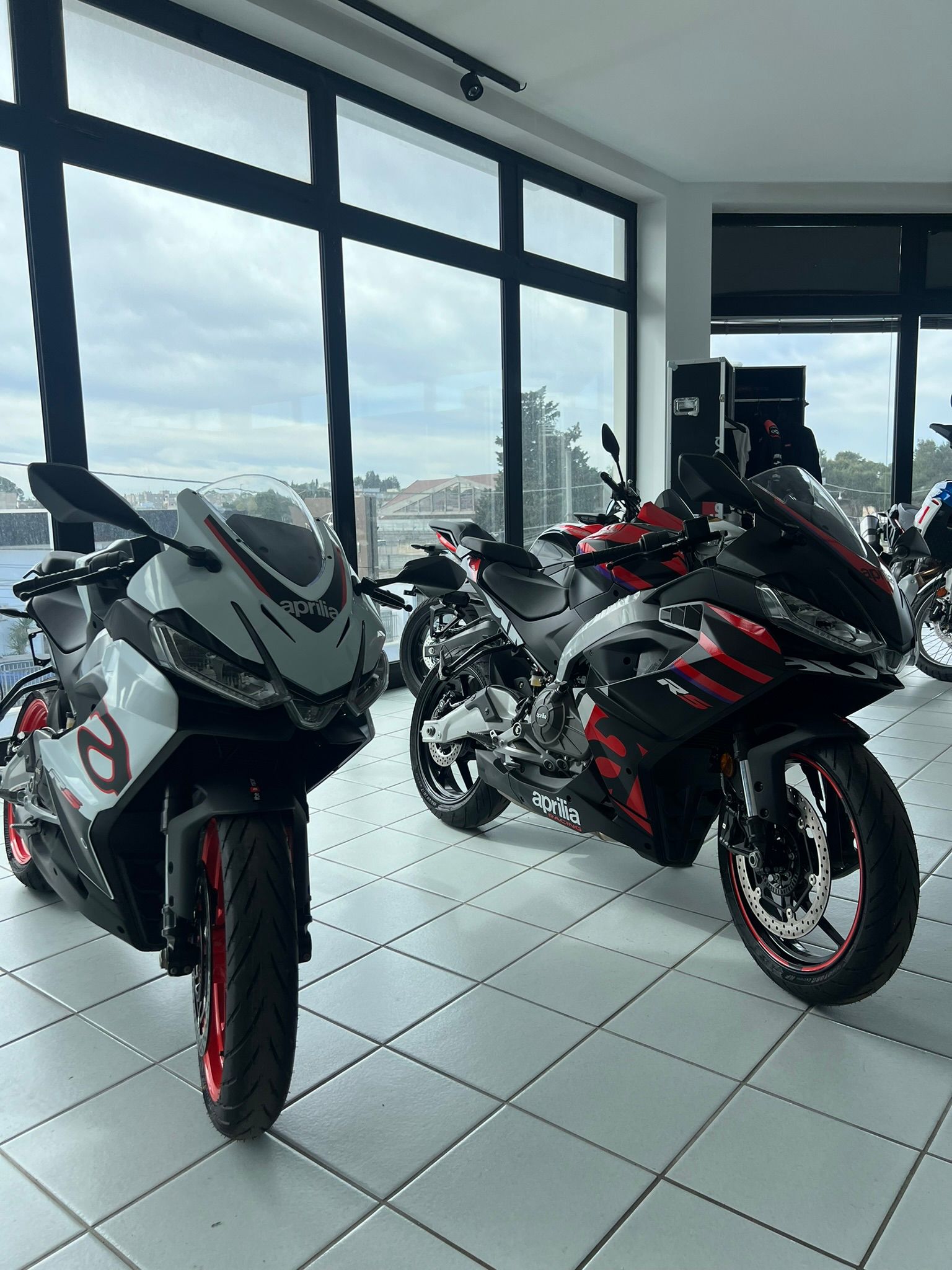 Due moto sono parcheggiate in uno showroom, una accanto all'altra.