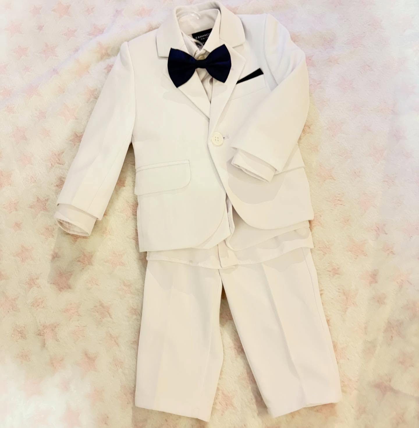 Completo formale bianco per bambino con papillon blu navy.