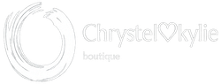 Logo per la boutique Chystel Kylie, testo bianco e contorno di un cerchio e di un cuore.