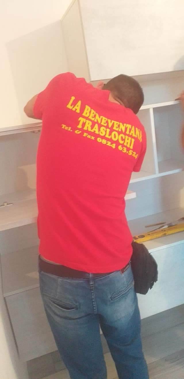 Facchino che chiude una scatola
