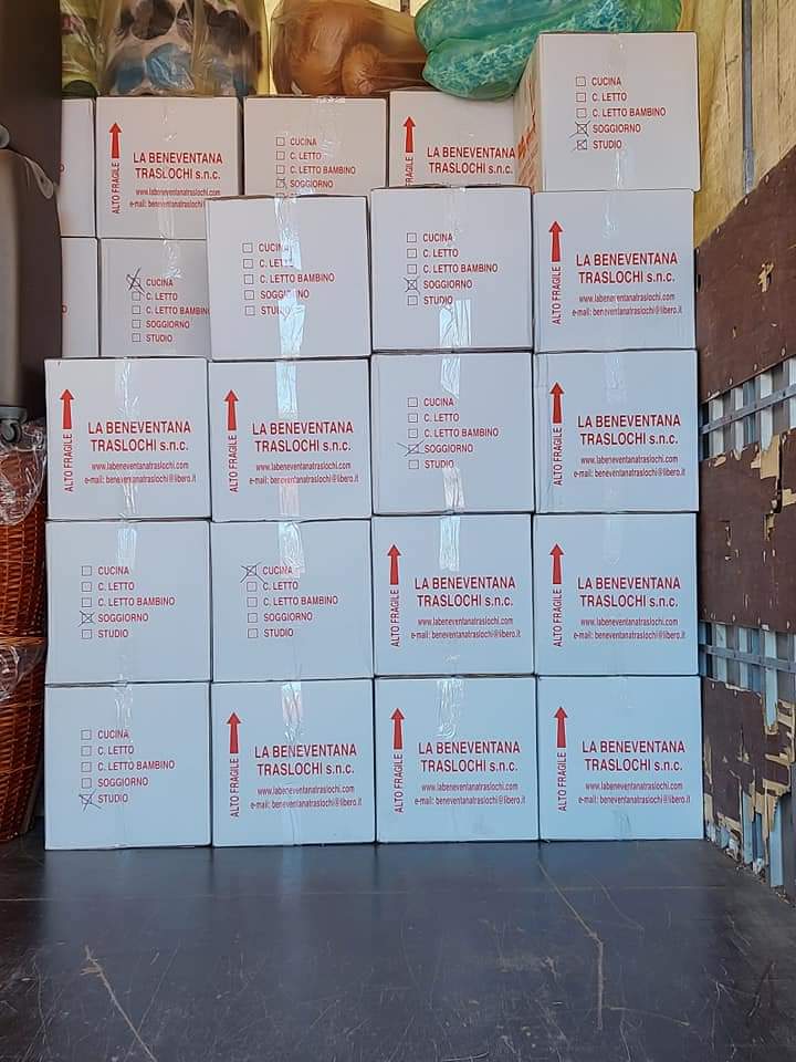 Deposito con oggetti al suo interno