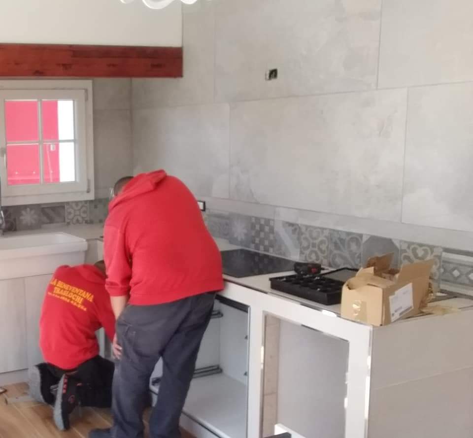 Facchini che portano via dei mobili