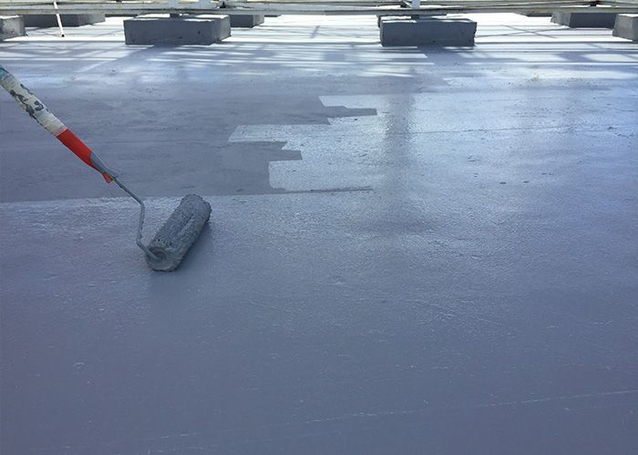 Roller applying flat roof coating