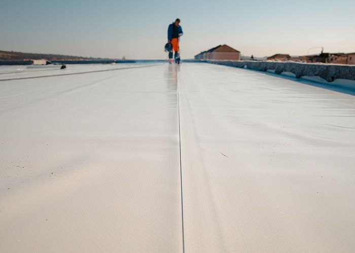 Flat roof seam