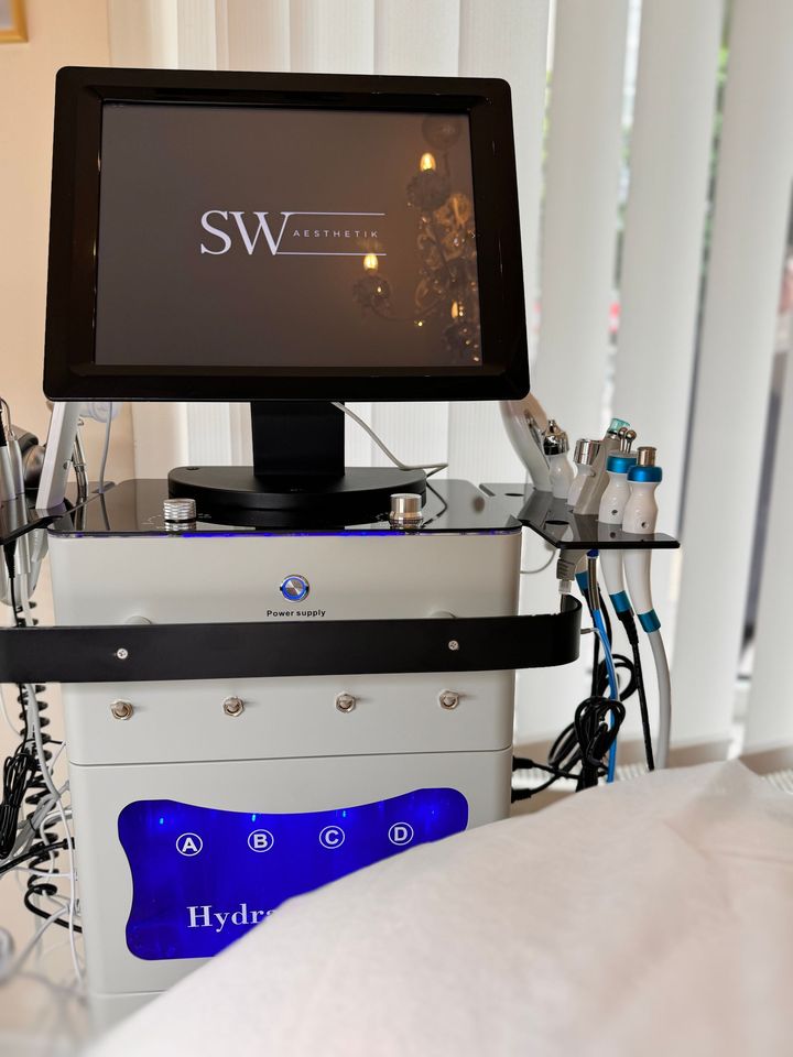 Ein Computermonitor mit dem Wort „sw“ darauf