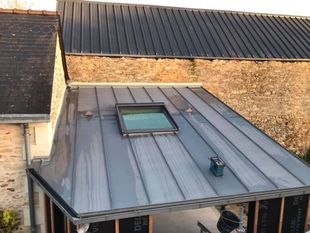 pose de toit en zinc avec Velux dans le Cotentin pose de toit en zinc avec Velux dans le Cotentin