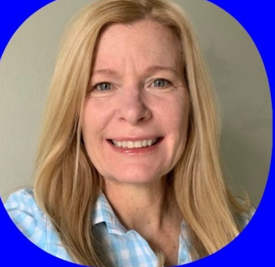 A woman with blonde hair is smiling in a blue circle