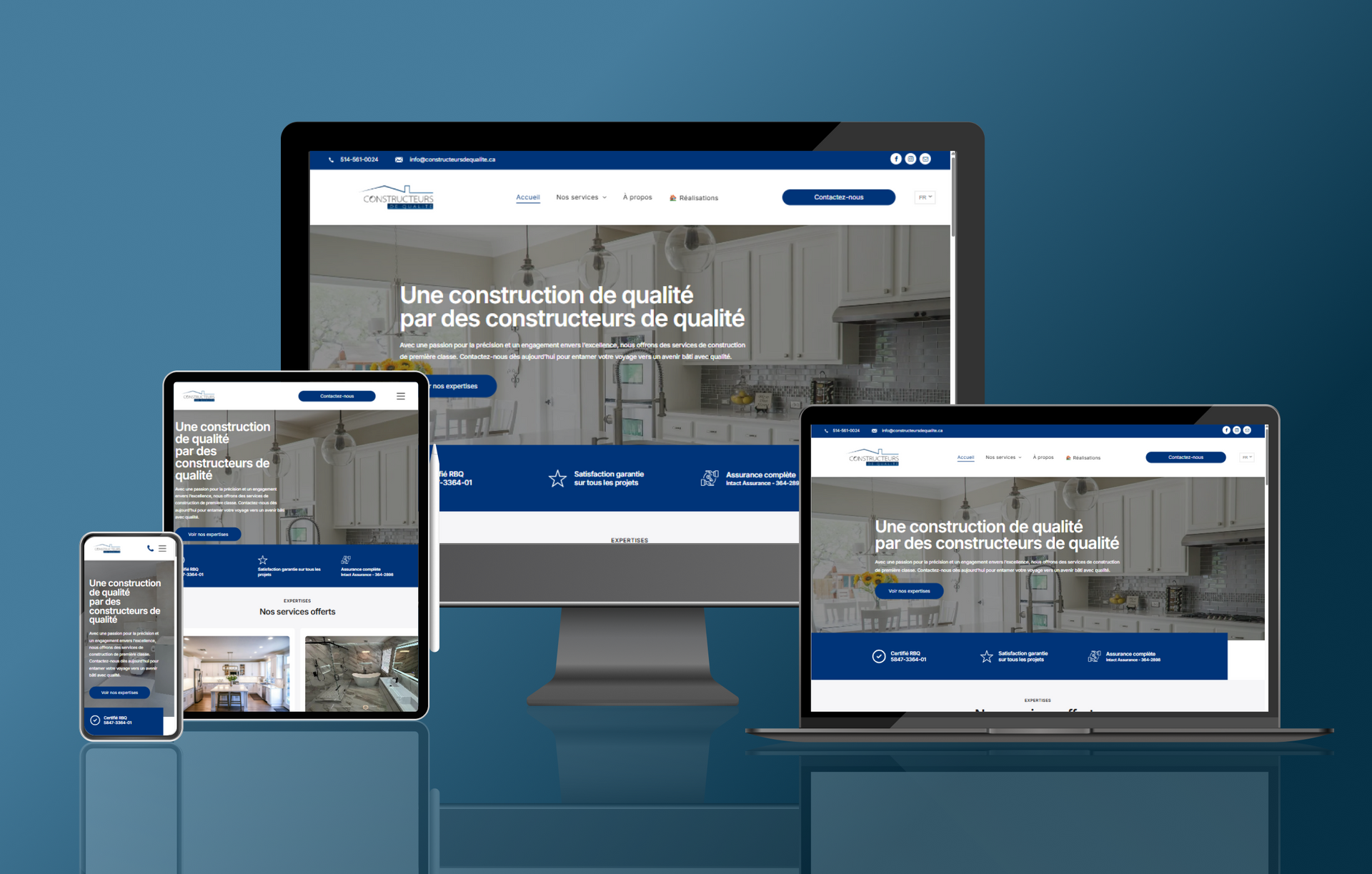 Un ordinateur portable est ouvert sur un site web appelé constructeurs de qualité