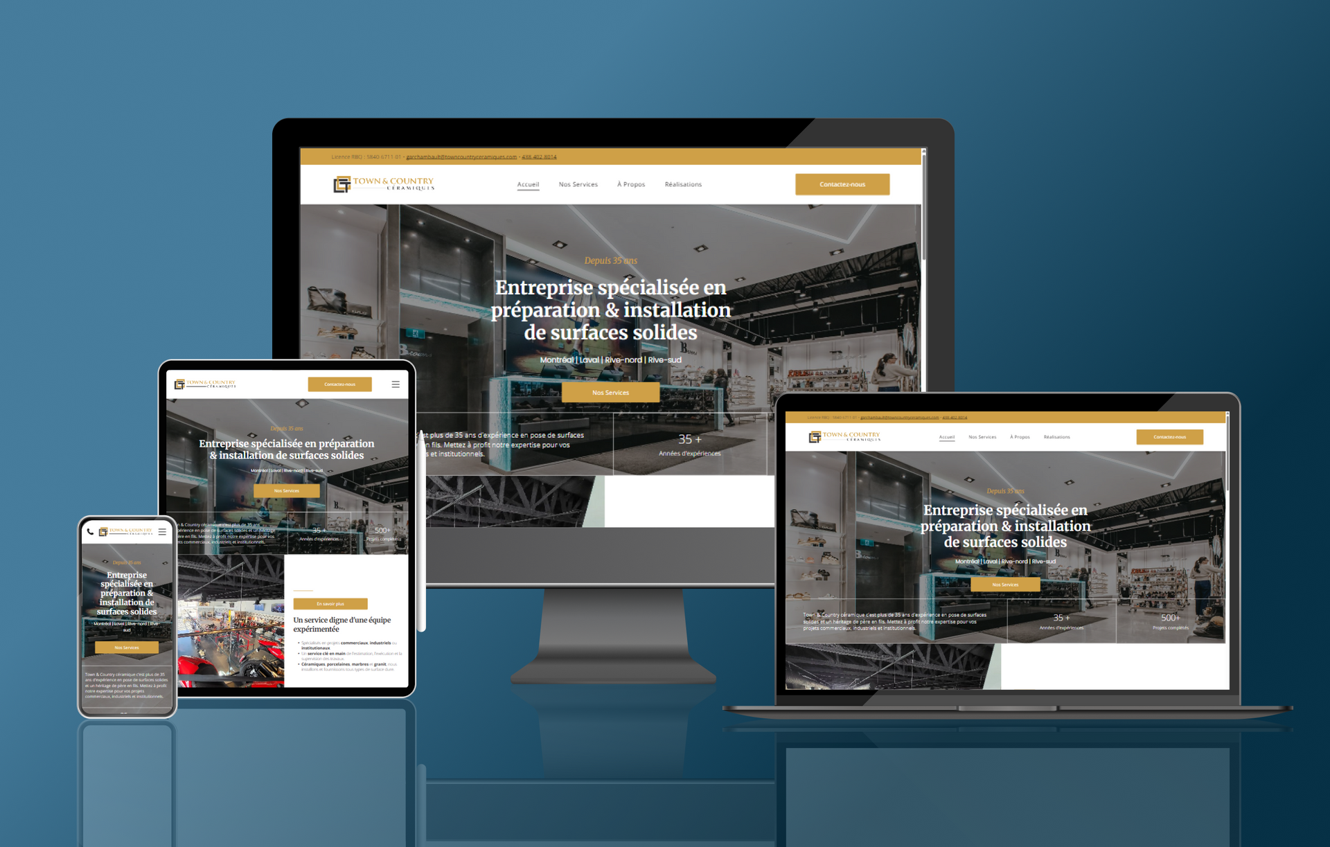 Un ordinateur, une tablette et un téléphone affichent un site Web sur un fond bleu.