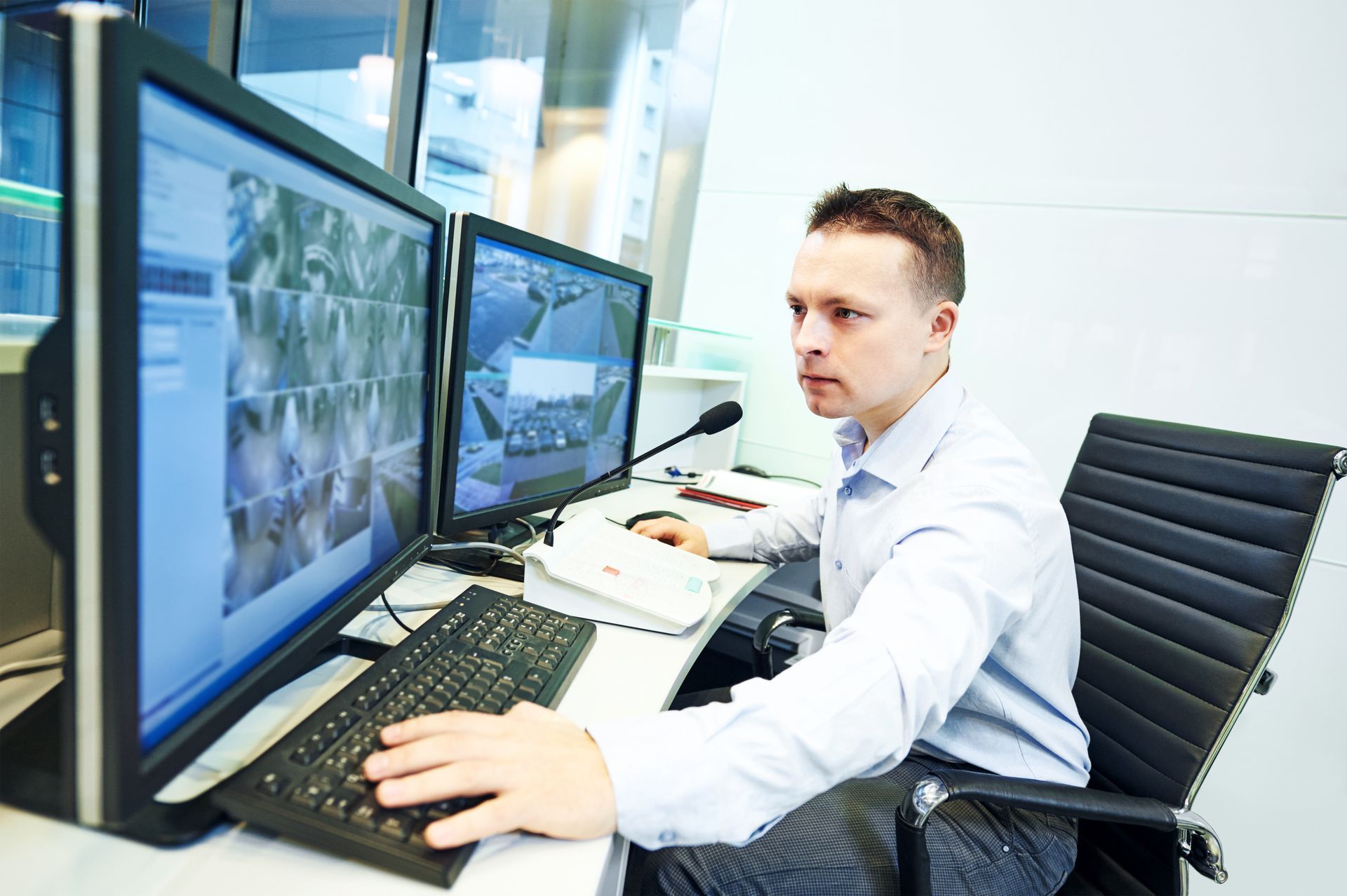 Un homme est assis à un bureau en train d'utiliser un ordinateur.