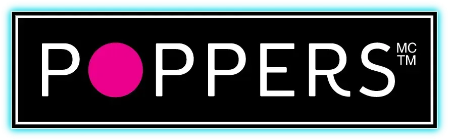 Logo Poppers en blanc avec un « O » magenta sur fond noir