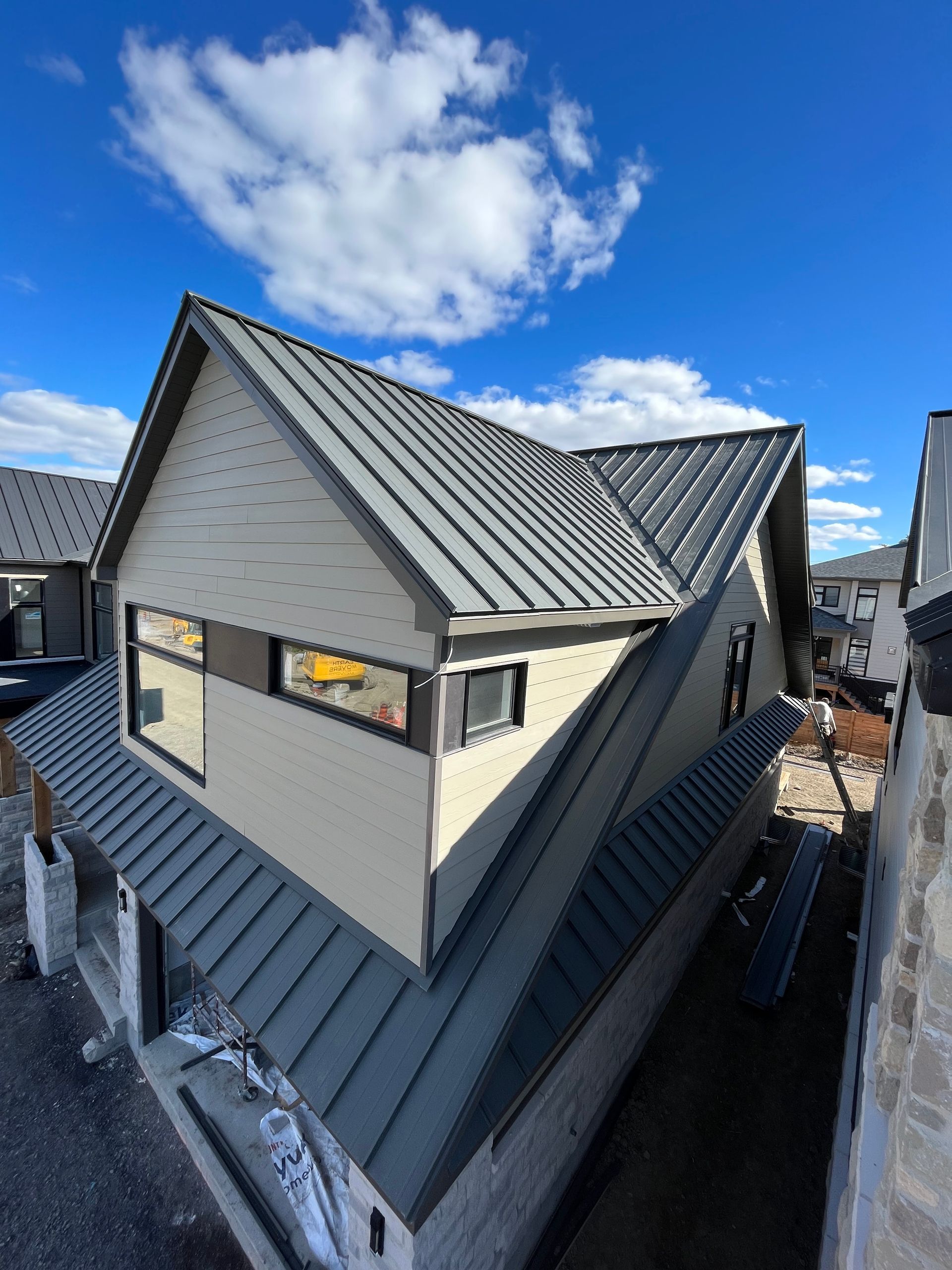 Une vue aérienne d'une maison avec un toit en métal