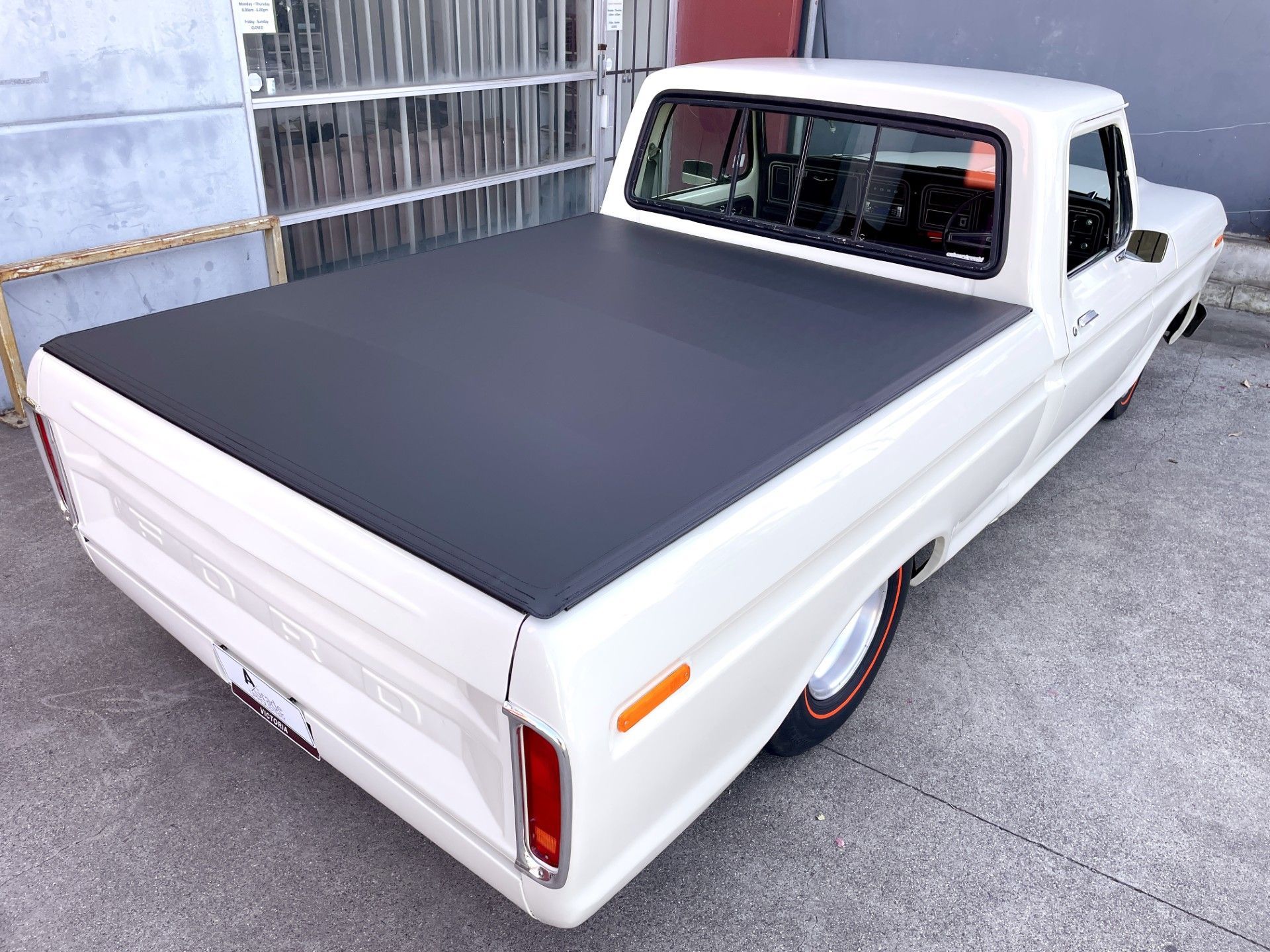 1987 Ford F100 Slikfit with 3 low centre bars