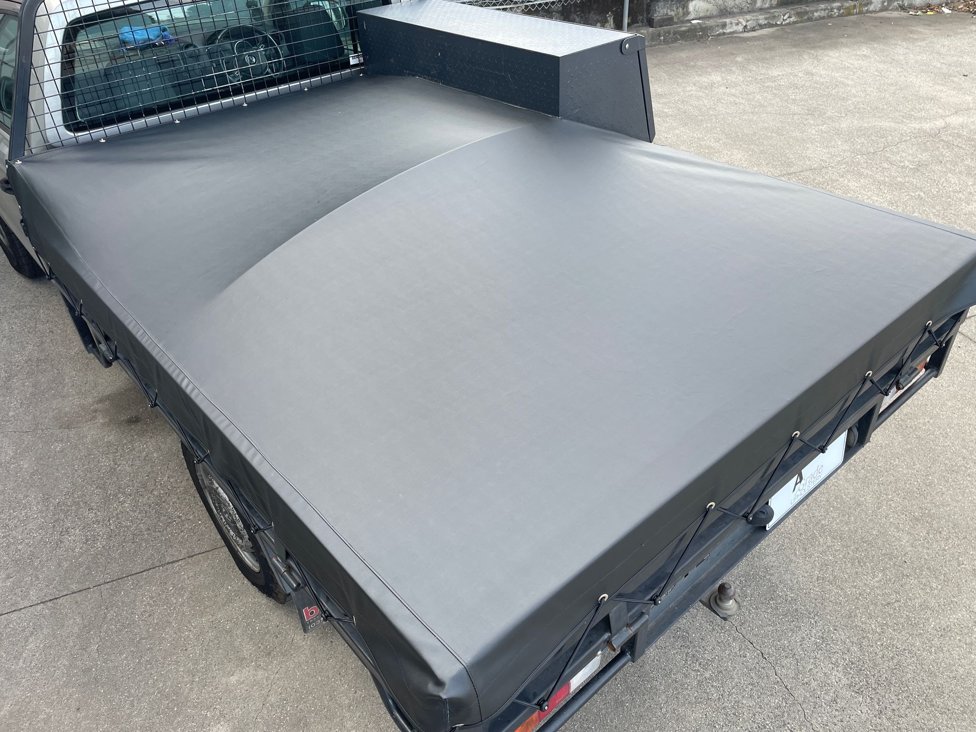 Toyota Hilux elastic rope tonneau with LTD across front