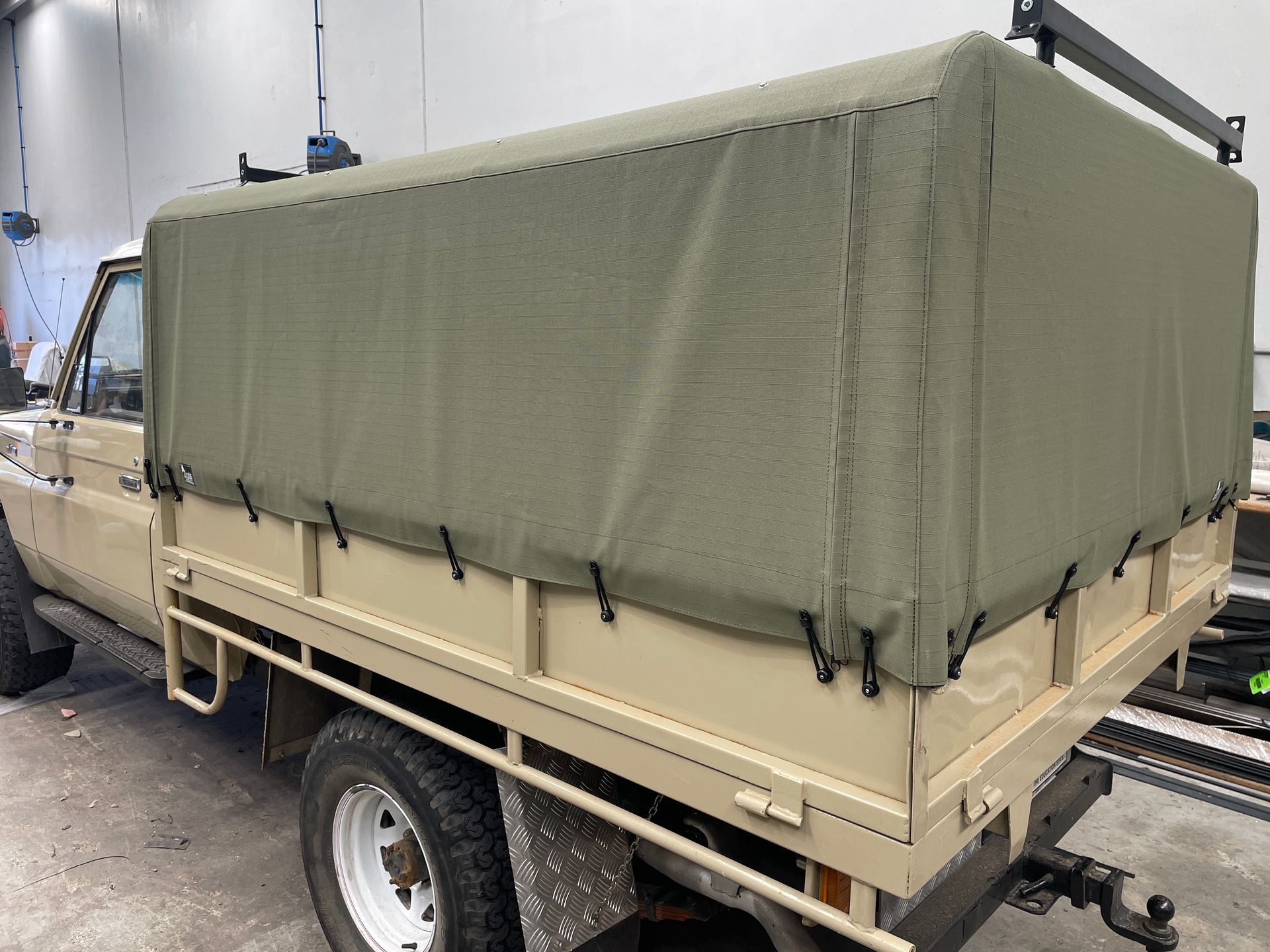 Toyota Landcruiser Khaki canopy with 3 roof rails-2 mesh sides-rear ladder bar-2 carry bars