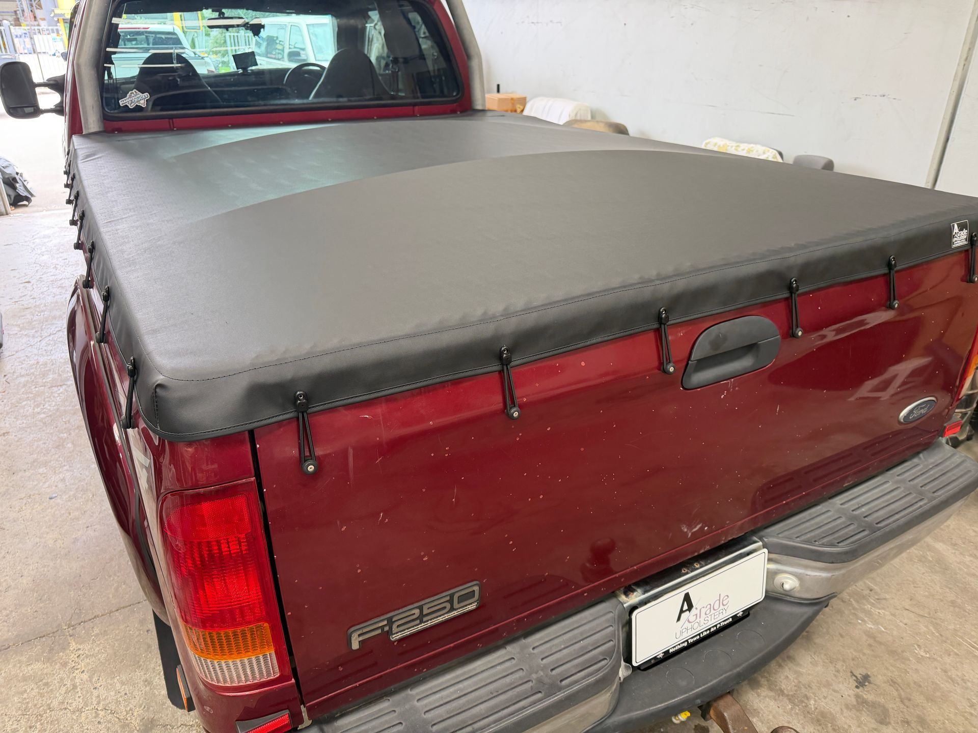 2004 F250 bunji tonneau with 2 centre bars