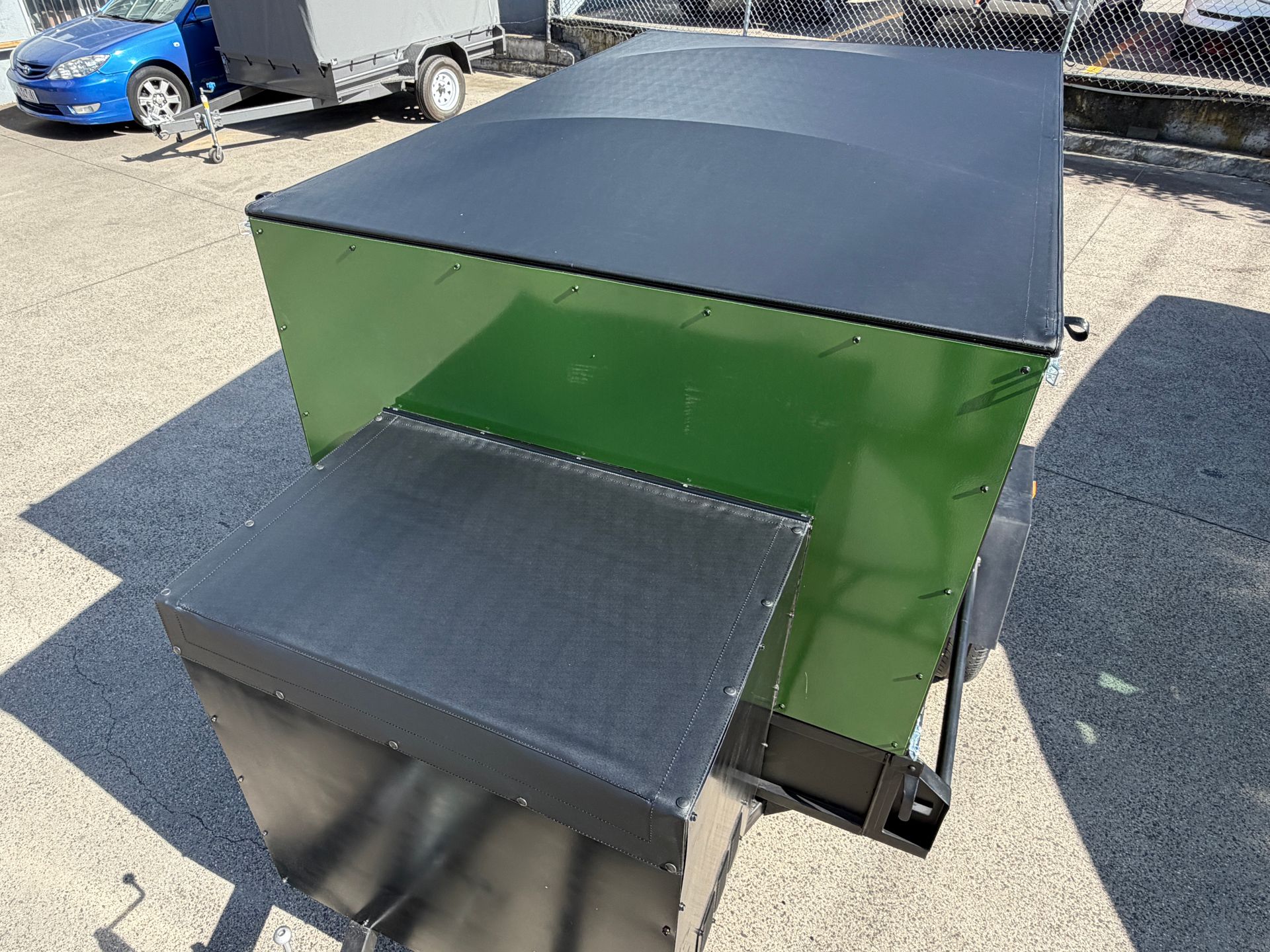 Pizza trailer Slikfit tonneau on top with fridge box press stud cover